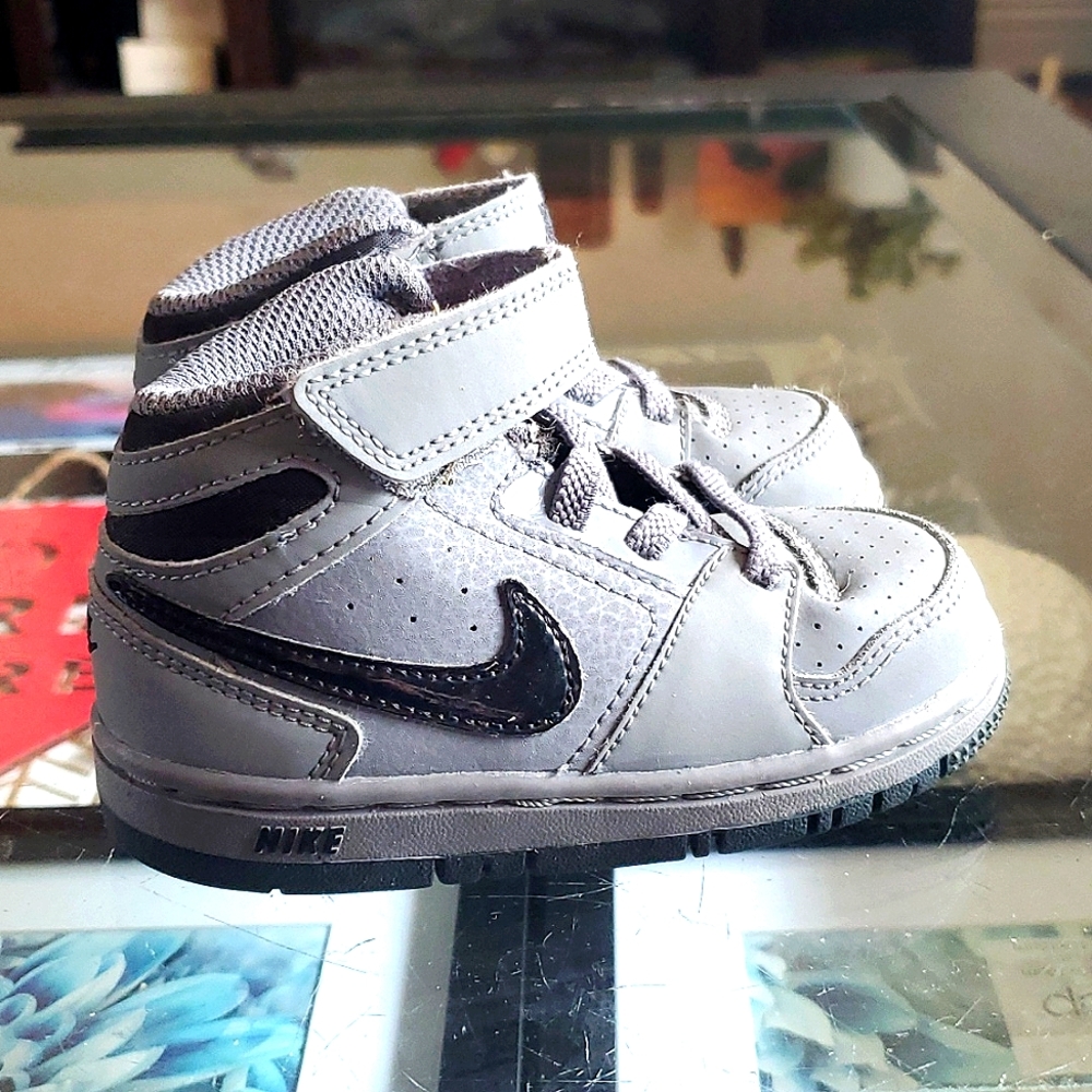 Nike toddler shoes size us6c